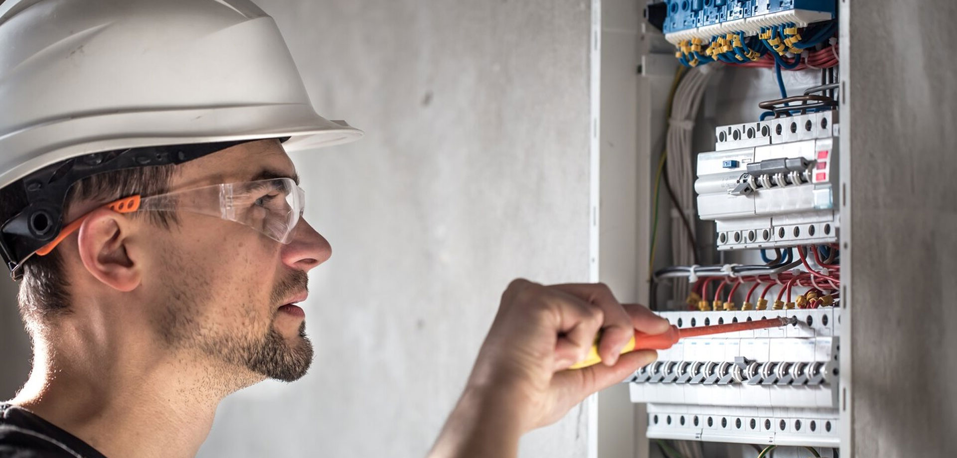 Preguntas frecuentes sobre contratar un electricista urgente